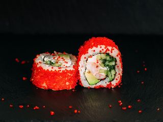 1. Рол з креветкою в ікрі (235g)