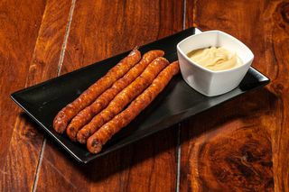 Carnaciori semiafumati noil la gratar cu boabe de mustar