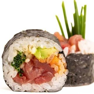Futomaki  de atún picante, aguacate y cebollino