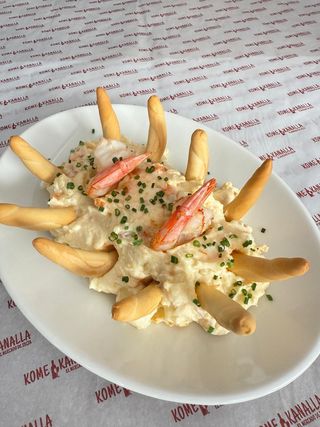 Ensaladilla rusa con gambas