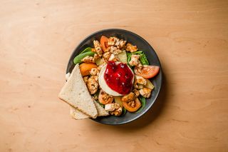 Sałatka z grillowanym kurczakiem 250g