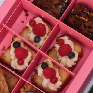 Mini bizcochitos de limón y frutos rojos (12 unidades ) - Huevos, leche