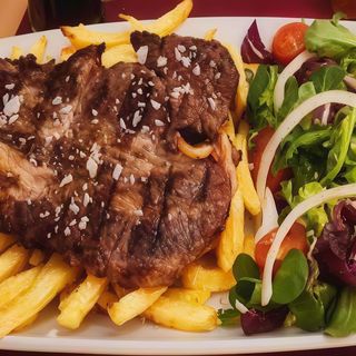 Entrecot Con Patatas Y Ensalada