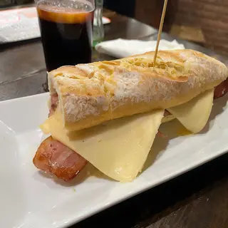 Bocadillo De Bacon Con Queso Normal