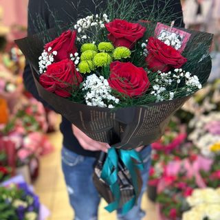 Букет от 5 бр червени рози в черна опаковка #010