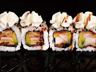 33. Uramaki con pollo fritto e philadelphia