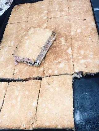 Panino completo con patatine, wurstel, ketchup e maionese