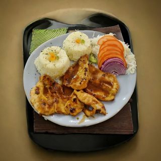 Pileći file sa pomfritom 320 gr