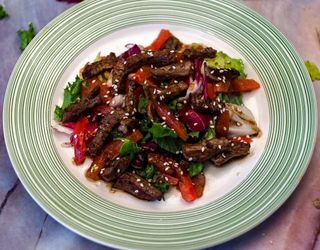 Острый салат с говядиной