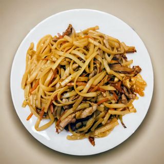 A28. Tallarines Fritos Tres Delicias