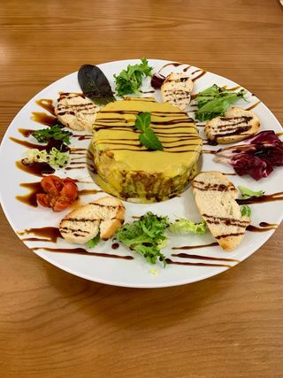 Tartar De Salmón Con Aguacate У Mango