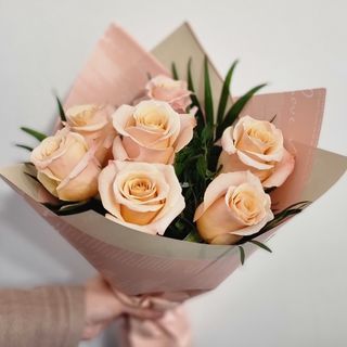 Buchet 7 trandafiri portocaliu pal