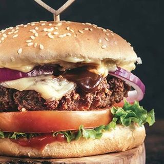 7. Hamburger, stracciatella, rucola, pomodoro, prosciutto crudo