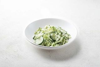 Салат з ранньої капусти та огірків