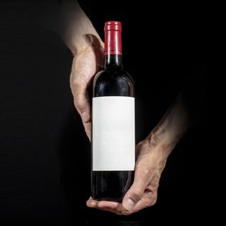 BOTELLA DE VINO TINTO 