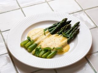 SZPARAGI SEZONOWE Z SOSEM HOLENDERSKIM