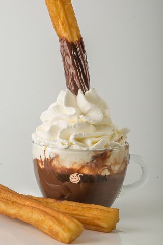 Churros con chocolate y nata