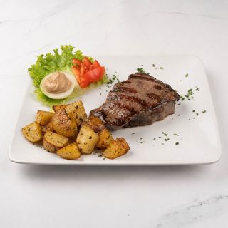Janjeću rump steak s pečenim krumpirom