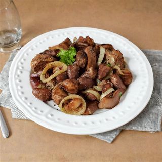 Пилешки сърца и дробчета с лук и печурки (450г)