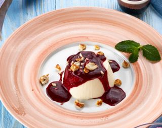 Класична панакота з ягідним соусом та карам горіхами (160г)