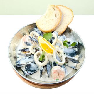 Пательня з морепродуктами  у вершково-винному соусі (440гр)