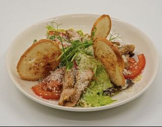 Салат Цезарь с курицей