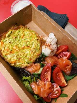 Кабачкові оладки з лососем