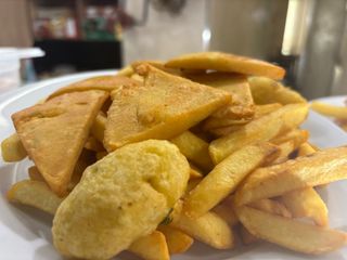 Misto caldo patatine, panelle, crocchè