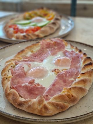 Jaja na oko sa šunkom