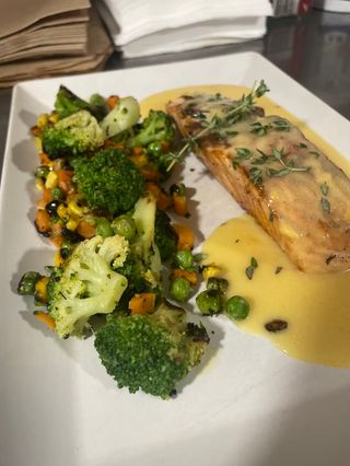 Сьомга със задушени зеленчуци и сос холандес