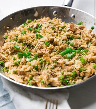 Смажений рис з морепродуктами на пательні