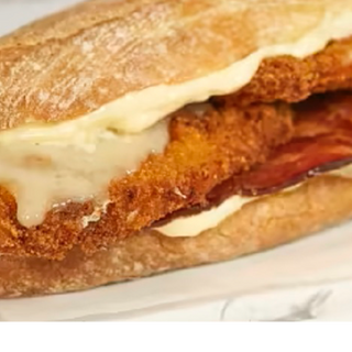 Pollo Kentucky, mermelada de bacon, queso Brie y nuestra salsa