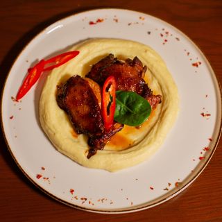 Стейк з курячого стегна та вершковим пюре