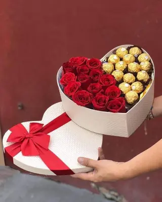  ვარდები და ფერერო როშე გულის ყუთში