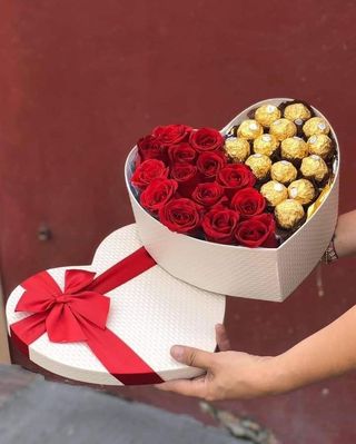  ვარდები და ფერერო როშე გულის ყუთში