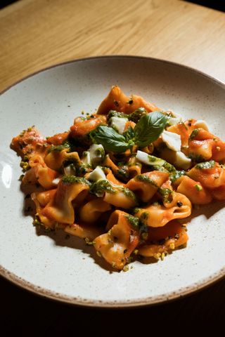 Paccheri cu sos de rosii,mozzarella, busuioc si fistic