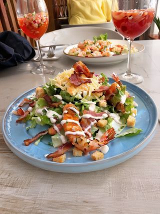 Salada César de Camarão