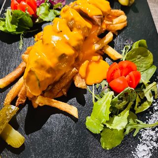 MUSCHIULET DE PORC CU CARTOFI PRAJITI,SOS CHEDDAR SI CASTRAVETI MURATI