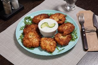 Platou cu tocinei sărați și sos tzatziki