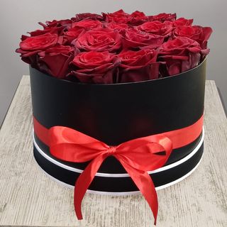 21 წითელი ვარდები შავ ყუთში 2285