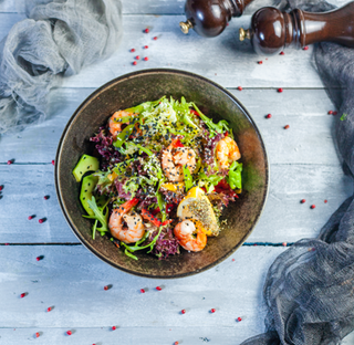 Salata cu crevete si avocado