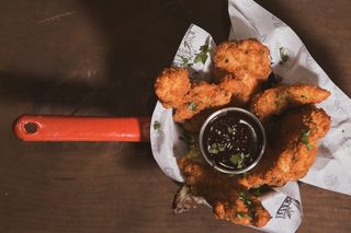 Pollo Crujiente Con Salsa Bbq