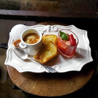 Café Au Lait ( Grande Tasse ) + 1/2 Pain Avec 2 Œufs