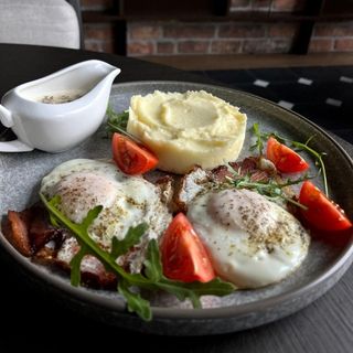 Картопляне пюре з грибним соусом та яйцем 490г