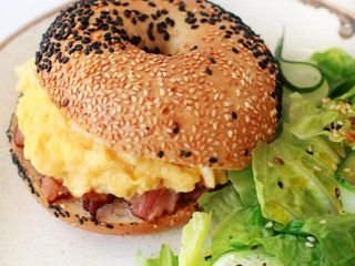 Бейгл зі скремблом та беконом (300г)