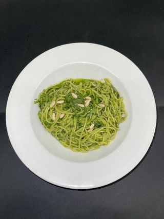 Pasta fresca con salsa pesto de albahaca