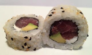 Roll De Atún Rojo Con Philadelphia Y Aguacate