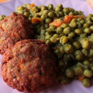 Kuvani grašak sa faširkama