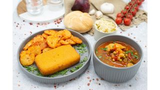 Ciorba taraneasca de legume,cascaval pane cu pesmet auriu,rondele crocante de cartofi,salata de varza alba,chifla