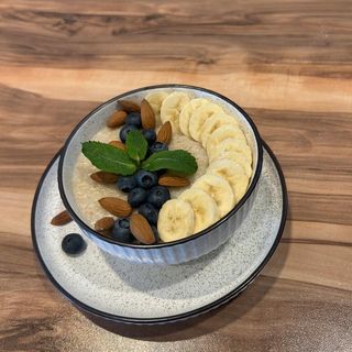 შვრიის ფაფა ნუშით, მოცვით  და ბანანით